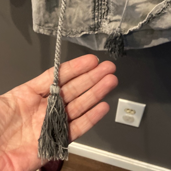 Solitaire size small gray embroidered long sleeve top Great condition - Picture 8 of 9